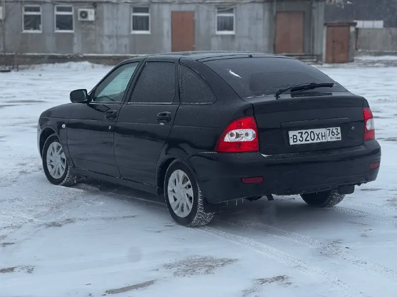 В продаже lada priora 2009 1.6 16 клоп. 175000 пробег мотор и коробка без нареканий, ни чего не хрустит, не выбивает. кузов на твердую 5 (есть 1 небольшой рыжик на фото видно) abs, airbag, 2 эсп, эур, цз, кондёр, зеркала с подогревом. катализатор вырезан. масло с фильтрами менялось 3500 км назад зимняя резина r14 в очень хорошем состоянии, покупалась в конце прошлого сезона магнитофон с блютузом, музыка простенькая в общем машинка для своих лет в очень хорошем состоянии цена 340000 ₽ торг у капота осмотр в макеевке оформление без проблем, машина без арестов и запретов +79493538895 - фотография - 5