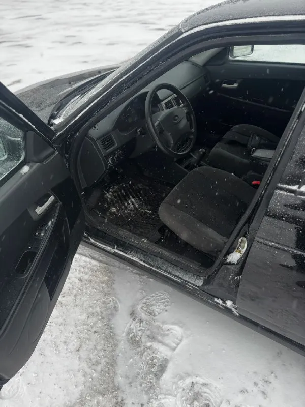 В продаже lada priora 2009 1.6 16 клоп. 175000 пробег мотор и коробка без нареканий, ни чего не хрустит, не выбивает. кузов на твердую 5 (есть 1 небольшой рыжик на фото видно) abs, airbag, 2 эсп, эур, цз, кондёр, зеркала с подогревом. катализатор вырезан. масло с фильтрами менялось 3500 км назад зимняя резина r14 в очень хорошем состоянии, покупалась в конце прошлого сезона магнитофон с блютузом, музыка простенькая в общем машинка для своих лет в очень хорошем состоянии цена 340000 ₽ торг у капота осмотр в макеевке оформление без проблем, машина без арестов и запретов +79493538895 - фотография - 8