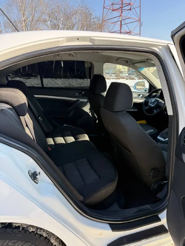 Продаётся skoda octavia a5 fl2 (2011 г. , 1.8 tfsi) в отличном состоянии! машина ухоженная, вложений не требует — сел и поехал. пройденное то меньше 500км назад. комфортный и надежный автомобиль с богатой комплектацией: круиз-контроль, двухзонный климат, датчики света и дождя, подогрев всех сидений, парктроники, заводская мультимедиа bolero с bluetooth и aux. стильный внешний вид дополняют 17" оригинальные диски audi на летней резине. зимние диски «штампы» r16 все документы в полном порядке. я владелец. кому интересно звоните расскажу все по обслуживанию автомобиля. 💰 цена: 820 000 руб. 📞 +7 949 315-27-97 📲 tg: @partizan_l 📞 звоните: +7(949)3152797 - фотография - 6