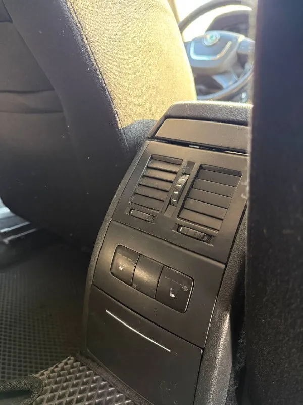 Продаётся skoda octavia a5 fl2 (2011 г. , 1.8 tfsi) в отличном состоянии! машина ухоженная, вложений не требует — сел и поехал. пройденное то меньше 500км назад. комфортный и надежный автомобиль с богатой комплектацией: круиз-контроль, двухзонный климат, датчики света и дождя, подогрев всех сидений, парктроники, заводская мультимедиа bolero с bluetooth и aux. стильный внешний вид дополняют 17" оригинальные диски audi на летней резине. зимние диски «штампы» r16 все документы в полном порядке. я владелец. кому интересно звоните расскажу все по обслуживанию автомобиля. 💰 цена: 820 000 руб. 📞 +7 949 315-27-97 📲 tg: @partizan_l 📞 звоните: +7(949)3152797 - фотография - 7