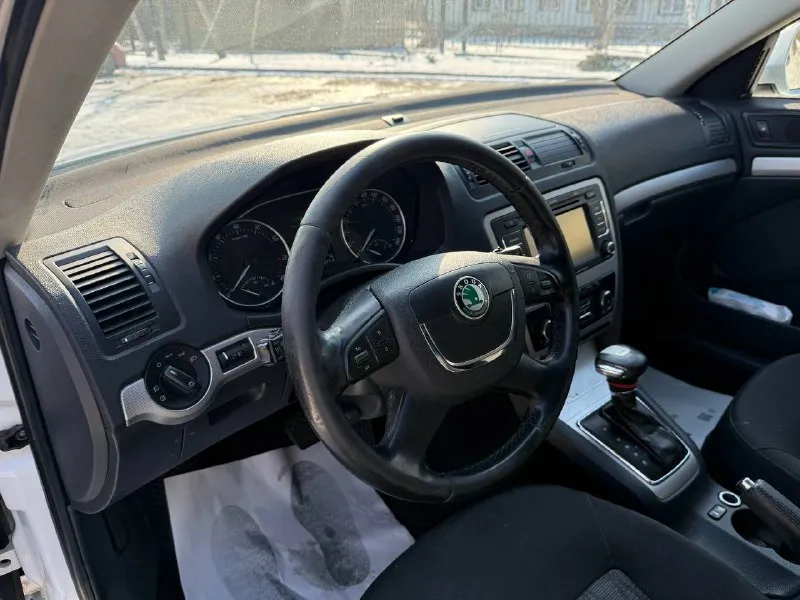 Продаётся skoda octavia a5 fl2 (2011 г. , 1.8 tfsi) в отличном состоянии! машина ухоженная, вложений не требует — сел и поехал. пройденное то меньше 500км назад. комфортный и надежный автомобиль с богатой комплектацией: круиз-контроль, двухзонный климат, датчики света и дождя, подогрев всех сидений, парктроники, заводская мультимедиа bolero с bluetooth и aux. стильный внешний вид дополняют 17" оригинальные диски audi на летней резине. зимние диски «штампы» r16 все документы в полном порядке. я владелец. кому интересно звоните расскажу все по обслуживанию автомобиля. 💰 цена: 820 000 руб. 📞 +7 949 315-27-97 📲 tg: @partizan_l 📞 звоните: +7(949)3152797 - фотография - 8