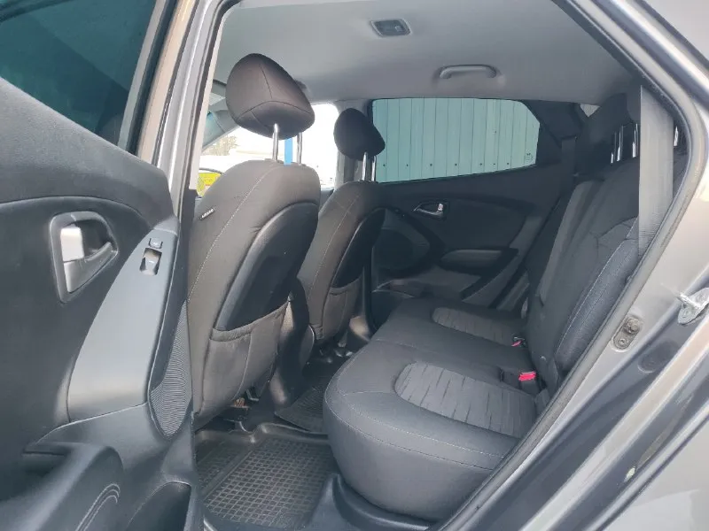 Hyundai ix35 год выпуска - 2015. пробег - 145.100км. двигатель - 2.0 бензин. кпп-автоматическая aisin. автомобиль в прекрасном состоянии пробег 145.100 оригинальный 💯% мотор работает как часики масло не расходует без нареканий ходовая часть плотная без посторонних шумов едет бодро свеже установлено последнего поколение зарегистрировано в мрэо кузов без вмятин и царапин дно пороги стаканы все целое чистый опрятный салон хорошая комплектация подогрев всех сидений зеркал/заднего стекла 2х зонный климат контроль эл зеркала 4эл стеклоподъёмники мульти руль круиз контроль датчик света/дождя abs ebd esp и. т.д юридически кристально чист 2 собственника 2 ключа любое оформление в мрэо учёт рф цена 1.320т. р осмотр г донецк +79494937644. 📞 звоните: +7(949)4937644 - фотография - 10