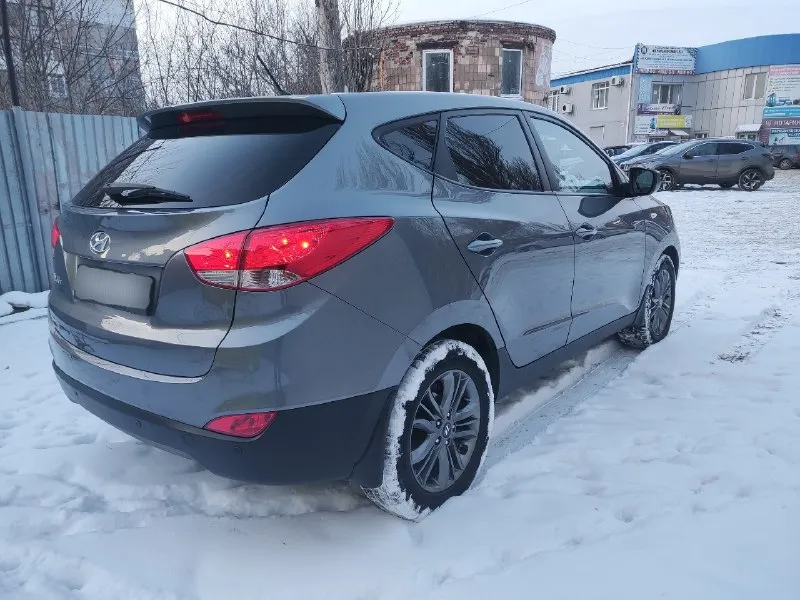 Hyundai ix35 год выпуска - 2015. пробег - 145.100км. двигатель - 2.0 бензин. кпп-автоматическая aisin. автомобиль в прекрасном состоянии пробег 145.100 оригинальный 💯% мотор работает как часики масло не расходует без нареканий ходовая часть плотная без посторонних шумов едет бодро свеже установлено последнего поколение зарегистрировано в мрэо кузов без вмятин и царапин дно пороги стаканы все целое чистый опрятный салон хорошая комплектация подогрев всех сидений зеркал/заднего стекла 2х зонный климат контроль эл зеркала 4эл стеклоподъёмники мульти руль круиз контроль датчик света/дождя abs ebd esp и. т.д юридически кристально чист 2 собственника 2 ключа любое оформление в мрэо учёт рф цена 1.320т. р осмотр г донецк +79494937644. 📞 звоните: +7(949)4937644 - фотография - 4