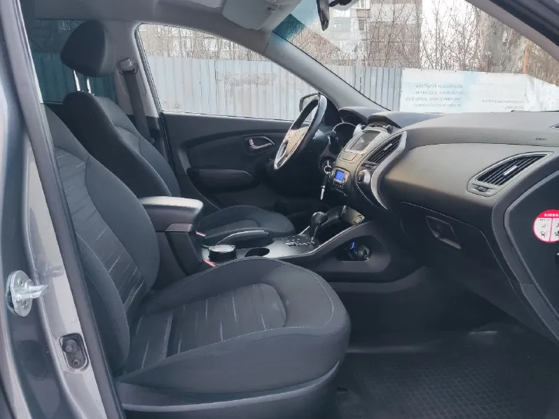 Hyundai ix35 год выпуска - 2015. пробег - 145.100км. двигатель - 2.0 бензин. кпп-автоматическая aisin. автомобиль в прекрасном состоянии пробег 145.100 оригинальный 💯% мотор работает как часики масло не расходует без нареканий ходовая часть плотная без посторонних шумов едет бодро свеже установлено последнего поколение зарегистрировано в мрэо кузов без вмятин и царапин дно пороги стаканы все целое чистый опрятный салон хорошая комплектация подогрев всех сидений зеркал/заднего стекла 2х зонный климат контроль эл зеркала 4эл стеклоподъёмники мульти руль круиз контроль датчик света/дождя abs ebd esp и. т.д юридически кристально чист 2 собственника 2 ключа любое оформление в мрэо учёт рф цена 1.320т. р осмотр г донецк +79494937644. 📞 звоните: +7(949)4937644 - фотография - 8