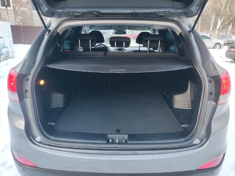 Hyundai ix35 год выпуска - 2015. пробег - 145.100км. двигатель - 2.0 бензин. кпп-автоматическая aisin. автомобиль в прекрасном состоянии пробег 145.100 оригинальный 💯% мотор работает как часики масло не расходует без нареканий ходовая часть плотная без посторонних шумов едет бодро свеже установлено последнего поколение зарегистрировано в мрэо кузов без вмятин и царапин дно пороги стаканы все целое чистый опрятный салон хорошая комплектация подогрев всех сидений зеркал/заднего стекла 2х зонный климат контроль эл зеркала 4эл стеклоподъёмники мульти руль круиз контроль датчик света/дождя abs ebd esp и. т.д юридически кристально чист 2 собственника 2 ключа любое оформление в мрэо учёт рф цена 1.320т. р осмотр г донецк +79494937644. 📞 звоните: +7(949)4937644 - фотография - 9