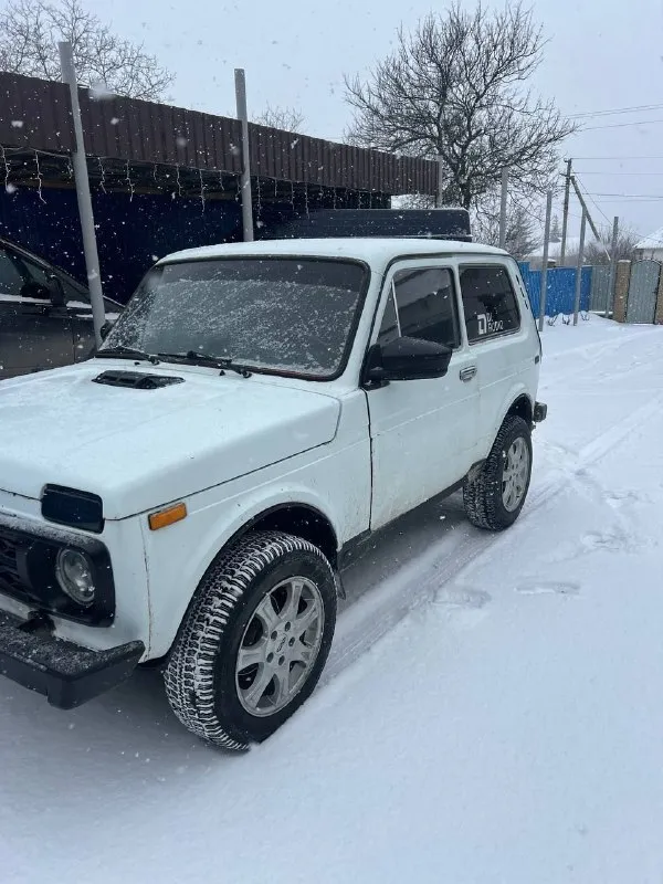 Продам ниву в хорошем состоянии, 2008 год, днище переварено, двигатель, ходовая, коробка передач в отличном состоянии, документы в полном порядке, машина на новых литых дисках, резина новая, рычаг кпп переделан под короткие передачи, led оптика, салон, панели и прочее от нивы урбан, все изменения внесены в документы. машина в отличном состоянии для своих лет! +79259572411 цена: 320 ₽, торг у капота. автомобиль находится в еленовке 📲 tg: @alexander223 📞 звоните: +7(925)9572411 - фотография - 2
