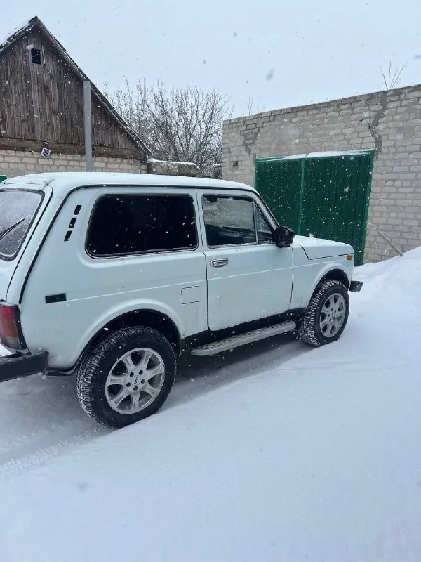Продам ниву в хорошем состоянии, 2008 год, днище переварено, двигатель, ходовая, коробка передач в отличном состоянии, документы в полном порядке, машина на новых литых дисках, резина новая, рычаг кпп переделан под короткие передачи, led оптика, салон, панели и прочее от нивы урбан, все изменения внесены в документы. машина в отличном состоянии для своих лет! +79259572411 цена: 320 ₽, торг у капота. автомобиль находится в еленовке 📲 tg: @alexander223 📞 звоните: +7(925)9572411 - фотография - 4