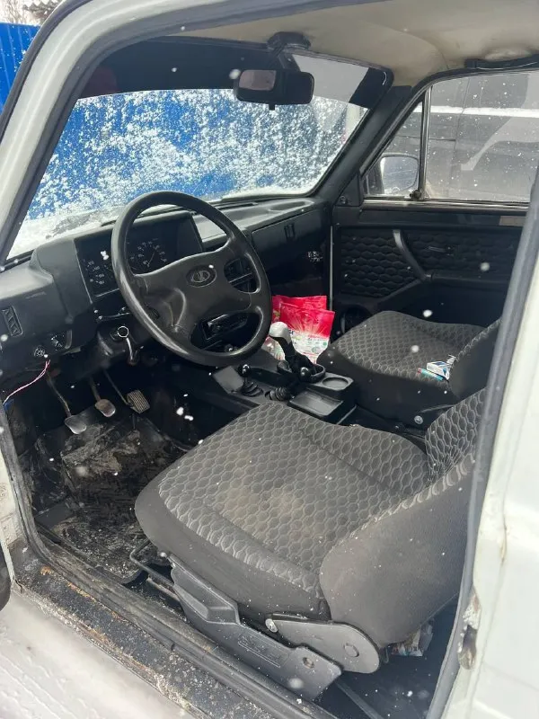 Продам ниву в хорошем состоянии, 2008 год, днище переварено, двигатель, ходовая, коробка передач в отличном состоянии, документы в полном порядке, машина на новых литых дисках, резина новая, рычаг кпп переделан под короткие передачи, led оптика, салон, панели и прочее от нивы урбан, все изменения внесены в документы. машина в отличном состоянии для своих лет! +79259572411 цена: 320 ₽, торг у капота. автомобиль находится в еленовке 📲 tg: @alexander223 📞 звоните: +7(925)9572411 - фотография - 5