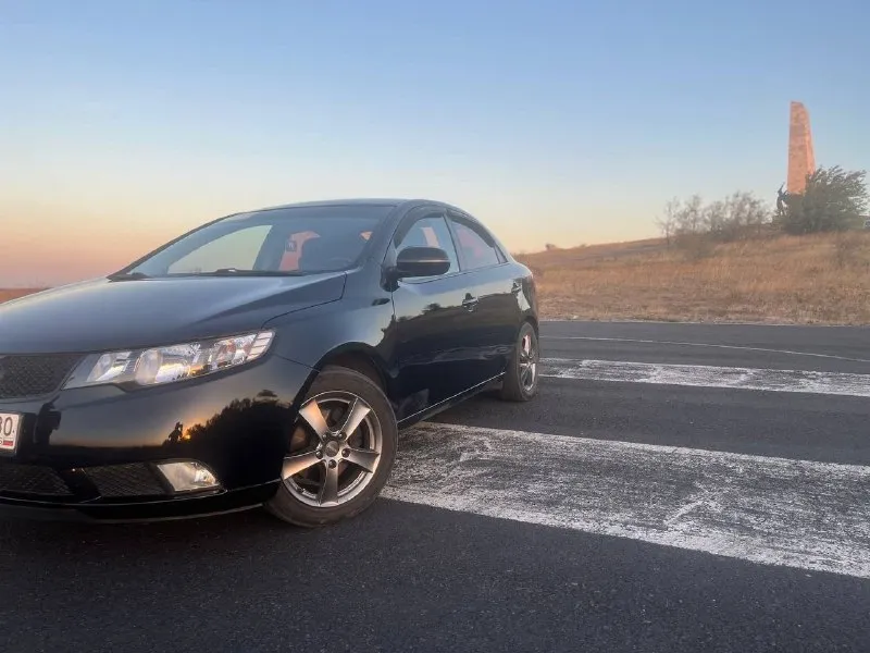 Продам автомобиль. я владелец, любое переоформление kia cerato 2 2012 года 1.6 (126 сил) механика 6ступка климат, 4 стеклоподъемника, обогрев зеркал, переднего и заднего стекла, абс, гидроусилитель. пробег 159000 езжу каждый день движок отлично, не дымит, не троит. коробка переключается мягко, не выбивает, не стучит. фрион заправлен, кондер и печка дуют хорошо. за машиной слежу, не избавляюсь, продаю в связи с покупкой кроссовера. из недавно поменянного антифриз, масло в коробке, масло в двс меняется каждые 5-6к, поменял стойки стабилизатора, втулки стабилизатора, наконечники, передние стойки, опорники, подшипники на опоре, пружины задние, пыльники, саленблоки, новый ремень, ролики, иридиевые свечи. за машиной ухаживал, брал для себя. гаражное хранение. осмотр торез 815000 торг при осмотре +79493638531 если не дозвонитесь, этот номер в телеграмме 📞 звоните: +7(949)3638531 - фотография - 2