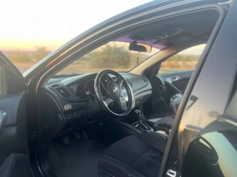 Продам автомобиль. я владелец, любое переоформление kia cerato 2 2012 года 1.6 (126 сил) механика 6ступка климат, 4 стеклоподъемника, обогрев зеркал, переднего и заднего стекла, абс, гидроусилитель. пробег 159000 езжу каждый день движок отлично, не дымит, не троит. коробка переключается мягко, не выбивает, не стучит. фрион заправлен, кондер и печка дуют хорошо. за машиной слежу, не избавляюсь, продаю в связи с покупкой кроссовера. из недавно поменянного антифриз, масло в коробке, масло в двс меняется каждые 5-6к, поменял стойки стабилизатора, втулки стабилизатора, наконечники, передние стойки, опорники, подшипники на опоре, пружины задние, пыльники, саленблоки, новый ремень, ролики, иридиевые свечи. за машиной ухаживал, брал для себя. гаражное хранение. осмотр торез 815000 торг при осмотре +79493638531 если не дозвонитесь, этот номер в телеграмме 📞 звоните: +7(949)3638531 - фотография - 5