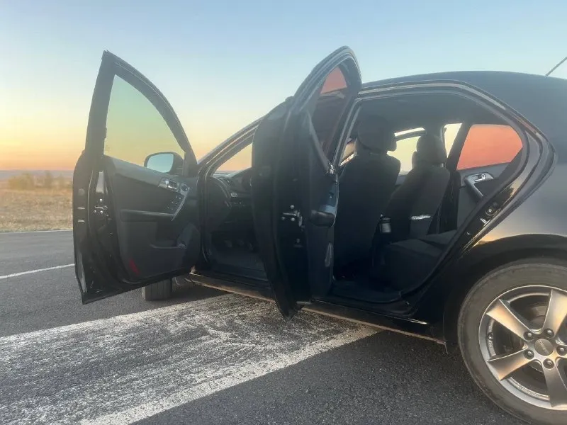 Продам автомобиль. я владелец, любое переоформление kia cerato 2 2012 года 1.6 (126 сил) механика 6ступка климат, 4 стеклоподъемника, обогрев зеркал, переднего и заднего стекла, абс, гидроусилитель. пробег 159000 езжу каждый день движок отлично, не дымит, не троит. коробка переключается мягко, не выбивает, не стучит. фрион заправлен, кондер и печка дуют хорошо. за машиной слежу, не избавляюсь, продаю в связи с покупкой кроссовера. из недавно поменянного антифриз, масло в коробке, масло в двс меняется каждые 5-6к, поменял стойки стабилизатора, втулки стабилизатора, наконечники, передние стойки, опорники, подшипники на опоре, пружины задние, пыльники, саленблоки, новый ремень, ролики, иридиевые свечи. за машиной ухаживал, брал для себя. гаражное хранение. осмотр торез 815000 торг при осмотре +79493638531 если не дозвонитесь, этот номер в телеграмме 📞 звоните: +7(949)3638531 - фотография - 6