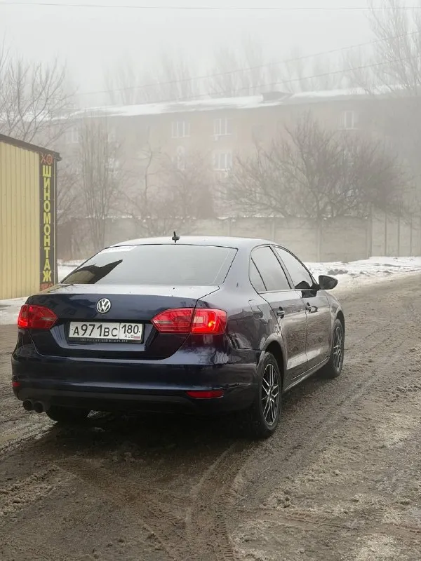 Продам vw jetta 6 2013 год, пробег 250 тыс. км 1.4 турбо мотор, с коробкой dsg двух зонный климат контроль, сенсорная мультимедиа, мультируль, лепестки, 4 электростеклоподъемника, обогрев зеркал, электрозеркала, led лампы везде 16' легкосплавные диски, руль и приборка от vw golf r, выхлоп borla, прошитая едет очень бодро под 190 л. с. состояние салона хорошее, состояние автомобиля тоже отличное, косяки имеются не критичные документы чистые, полное переоформление цена 900 000 руб (возможен обмен) осмотр макеевка звонить +79493143609 +79493973121 - фотография - 2