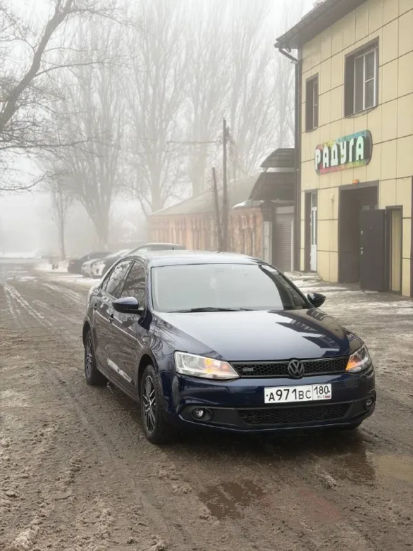 Продам vw jetta 6 2013 год, пробег 250 тыс. км 1.4 турбо мотор, с коробкой dsg двух зонный климат контроль, сенсорная мультимедиа, мультируль, лепестки, 4 электростеклоподъемника, обогрев зеркал, электрозеркала, led лампы везде 16' легкосплавные диски, руль и приборка от vw golf r, выхлоп borla, прошитая едет очень бодро под 190 л. с. состояние салона хорошее, состояние автомобиля тоже отличное, косяки имеются не критичные документы чистые, полное переоформление цена 900 000 руб (возможен обмен) осмотр макеевка звонить +79493143609 +79493973121 - фотография - 3