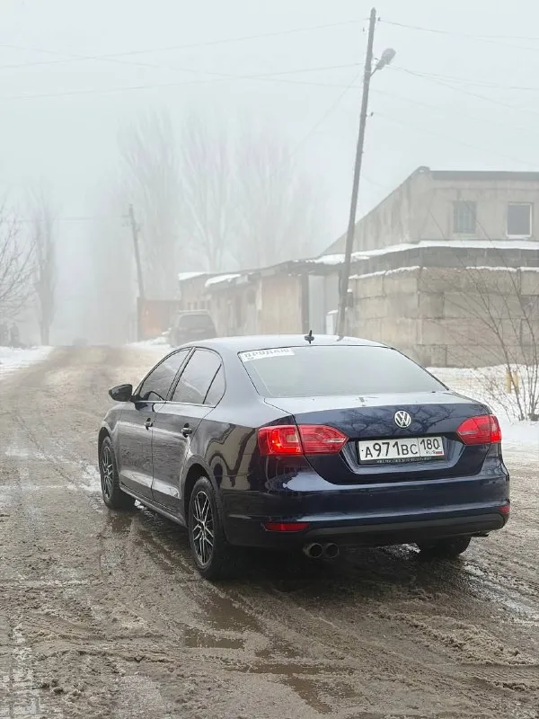 Продам vw jetta 6 2013 год, пробег 250 тыс. км 1.4 турбо мотор, с коробкой dsg двух зонный климат контроль, сенсорная мультимедиа, мультируль, лепестки, 4 электростеклоподъемника, обогрев зеркал, электрозеркала, led лампы везде 16' легкосплавные диски, руль и приборка от vw golf r, выхлоп borla, прошитая едет очень бодро под 190 л. с. состояние салона хорошее, состояние автомобиля тоже отличное, косяки имеются не критичные документы чистые, полное переоформление цена 900 000 руб (возможен обмен) осмотр макеевка звонить +79493143609 +79493973121 - фотография - 4