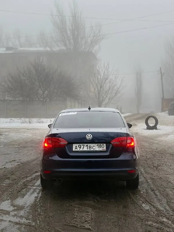 Продам vw jetta 6 2013 год, пробег 250 тыс. км 1.4 турбо мотор, с коробкой dsg двух зонный климат контроль, сенсорная мультимедиа, мультируль, лепестки, 4 электростеклоподъемника, обогрев зеркал, электрозеркала, led лампы везде 16' легкосплавные диски, руль и приборка от vw golf r, выхлоп borla, прошитая едет очень бодро под 190 л. с. состояние салона хорошее, состояние автомобиля тоже отличное, косяки имеются не критичные документы чистые, полное переоформление цена 900 000 руб (возможен обмен) осмотр макеевка звонить +79493143609 +79493973121 - фотография - 5