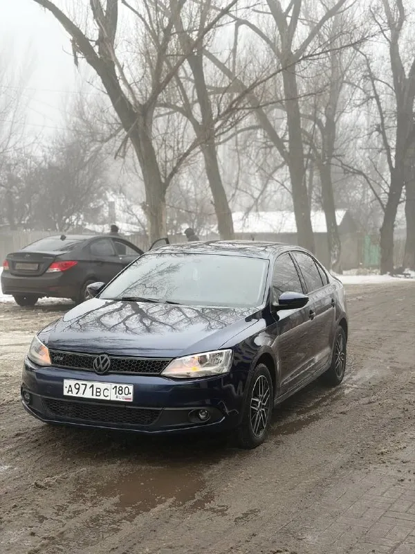 Продам vw jetta 6 2013 год, пробег 250 тыс. км 1.4 турбо мотор, с коробкой dsg двух зонный климат контроль, сенсорная мультимедиа, мультируль, лепестки, 4 электростеклоподъемника, обогрев зеркал, электрозеркала, led лампы везде 16' легкосплавные диски, руль и приборка от vw golf r, выхлоп borla, прошитая едет очень бодро под 190 л. с. состояние салона хорошее, состояние автомобиля тоже отличное, косяки имеются не критичные документы чистые, полное переоформление цена 900 000 руб (возможен обмен) осмотр макеевка звонить +79493143609 +79493973121 - фотография - 6