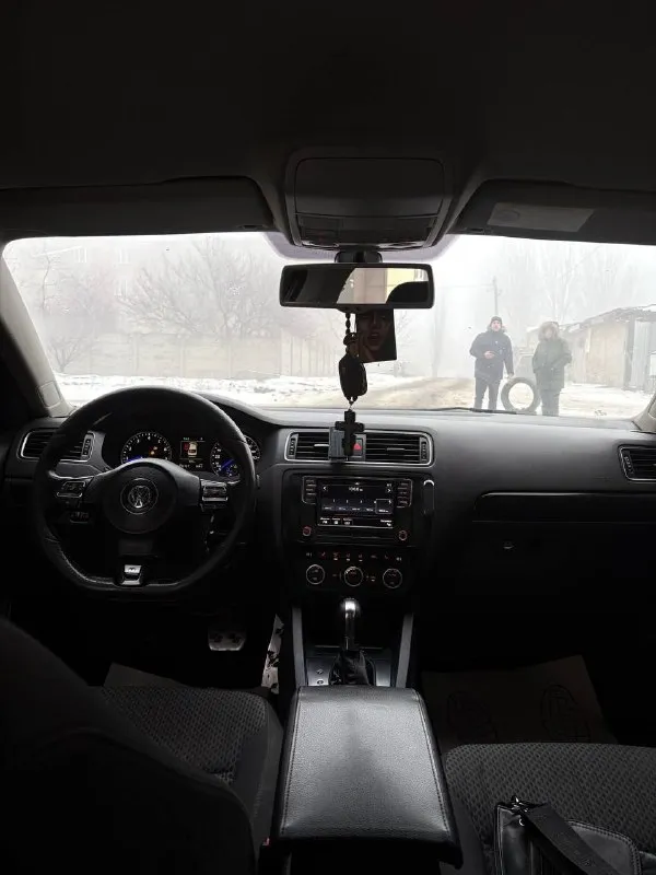 Продам vw jetta 6 2013 год, пробег 250 тыс. км 1.4 турбо мотор, с коробкой dsg двух зонный климат контроль, сенсорная мультимедиа, мультируль, лепестки, 4 электростеклоподъемника, обогрев зеркал, электрозеркала, led лампы везде 16' легкосплавные диски, руль и приборка от vw golf r, выхлоп borla, прошитая едет очень бодро под 190 л. с. состояние салона хорошее, состояние автомобиля тоже отличное, косяки имеются не критичные документы чистые, полное переоформление цена 900 000 руб (возможен обмен) осмотр макеевка звонить +79493143609 +79493973121 - фотография - 7