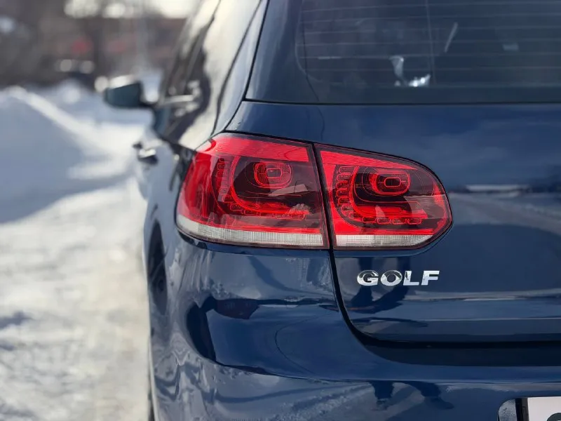 Volkswagen golf 2012г. в. 1.4 122 л. с.(саха) 203тыс оригинального пробега 5 владельцев комплектация: эур, 4элсп, электрорегулировка и обогрев боковых зеркал, мультируль, 2х зонный климат-контроль, подогрев передних сидений, мультимедиа андройд и т. д. , мкпп без каких-либо нареканий. ходовая часть отрабатывает на отлично, без стуков и т. п. по электрике всё отлично, работает каждая кнопка. цена: 900000₽ телефон для связи: +79494926623 📞 звоните: +7(949)4926623 - фотография - 7