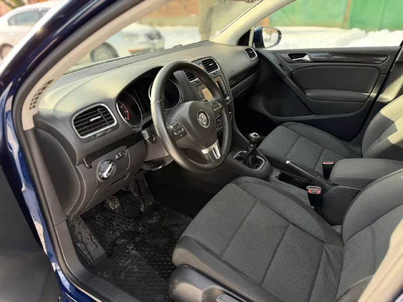 Volkswagen golf 2012г. в. 1.4 122 л. с.(саха) 203тыс оригинального пробега 5 владельцев комплектация: эур, 4элсп, электрорегулировка и обогрев боковых зеркал, мультируль, 2х зонный климат-контроль, подогрев передних сидений, мультимедиа андройд и т. д. , мкпп без каких-либо нареканий. ходовая часть отрабатывает на отлично, без стуков и т. п. по электрике всё отлично, работает каждая кнопка. цена: 900000₽ телефон для связи: +79494926623 📞 звоните: +7(949)4926623 - фотография - 9