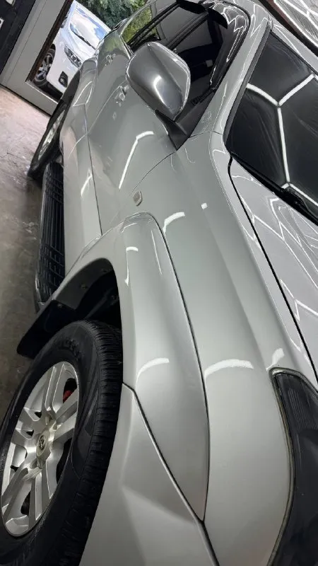 Toyota land cruiser prado 120 2003 2.7 бензин (150 л. с.) полный привод комплектация базовая родной пробег 249 тыс. км любые проверки официал, куплен в салоне в киеве. все ключи, сервисная книга. живой, очень ухоженный. стоит газ евро-4, зарегистрирован. вин на раме читается. поменял масло, сделан антикор. тормозная система новая, новый аккумулятор. отполирован, нанесена дорогая керамика. я собственник. переоформление обязательно не смотря на годы, автомобиль в очень достойном состоянии. просьба впустую не беспокоить. обмен не интересует макеевка 1.9 млн, торг +7949 305-56-24 📲 tg: av 📞 звоните: +7(949)3055624 - фотография - 3