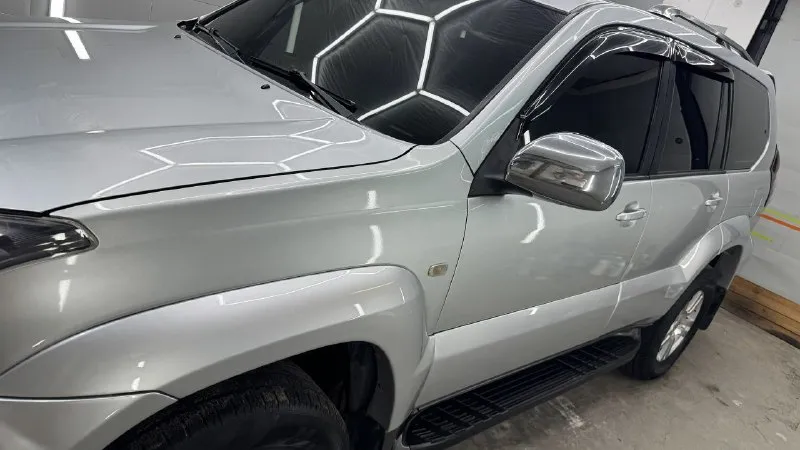 Toyota land cruiser prado 120 2003 2.7 бензин (150 л. с.) полный привод комплектация базовая родной пробег 249 тыс. км любые проверки официал, куплен в салоне в киеве. все ключи, сервисная книга. живой, очень ухоженный. стоит газ евро-4, зарегистрирован. вин на раме читается. поменял масло, сделан антикор. тормозная система новая, новый аккумулятор. отполирован, нанесена дорогая керамика. я собственник. переоформление обязательно не смотря на годы, автомобиль в очень достойном состоянии. просьба впустую не беспокоить. обмен не интересует макеевка 1.9 млн, торг +7949 305-56-24 📲 tg: av 📞 звоните: +7(949)3055624 - фотография - 4