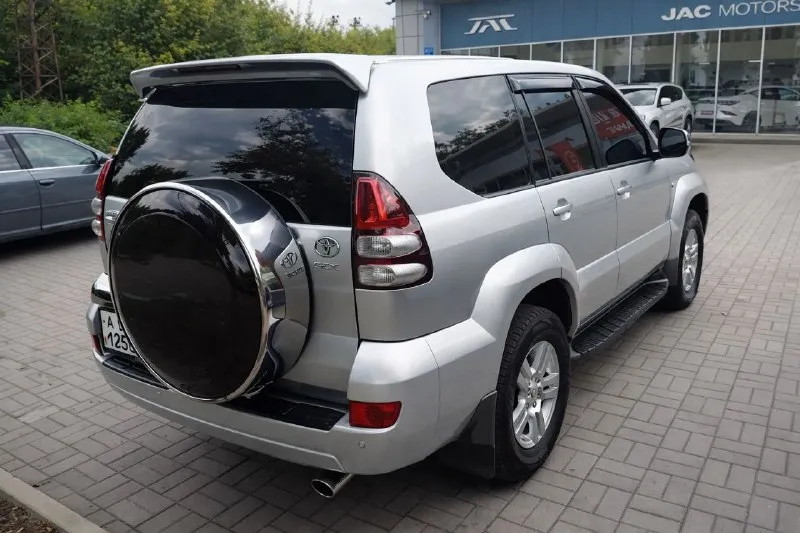 Toyota land cruiser prado 120 2003 2.7 бензин (150 л. с.) полный привод комплектация базовая родной пробег 249 тыс. км любые проверки официал, куплен в салоне в киеве. все ключи, сервисная книга. живой, очень ухоженный. стоит газ евро-4, зарегистрирован. вин на раме читается. поменял масло, сделан антикор. тормозная система новая, новый аккумулятор. отполирован, нанесена дорогая керамика. я собственник. переоформление обязательно не смотря на годы, автомобиль в очень достойном состоянии. просьба впустую не беспокоить. обмен не интересует макеевка 1.9 млн, торг +7949 305-56-24 📲 tg: av 📞 звоните: +7(949)3055624 - фотография - 5