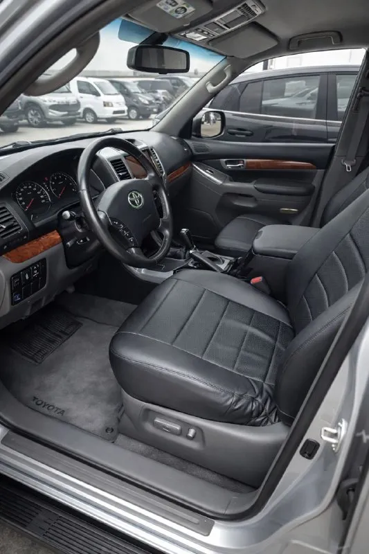 Toyota land cruiser prado 120 2003 2.7 бензин (150 л. с.) полный привод комплектация базовая родной пробег 249 тыс. км любые проверки официал, куплен в салоне в киеве. все ключи, сервисная книга. живой, очень ухоженный. стоит газ евро-4, зарегистрирован. вин на раме читается. поменял масло, сделан антикор. тормозная система новая, новый аккумулятор. отполирован, нанесена дорогая керамика. я собственник. переоформление обязательно не смотря на годы, автомобиль в очень достойном состоянии. просьба впустую не беспокоить. обмен не интересует макеевка 1.9 млн, торг +7949 305-56-24 📲 tg: av 📞 звоните: +7(949)3055624 - фотография - 6