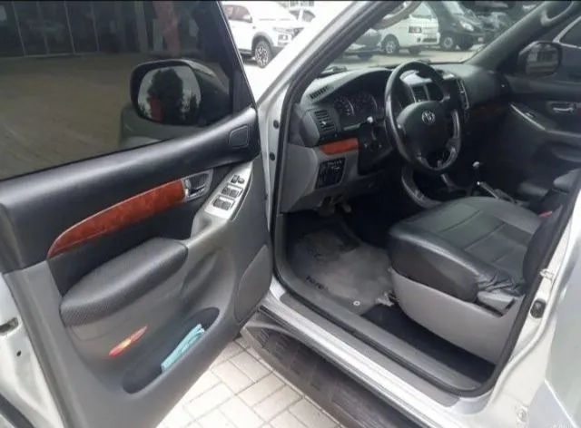 Toyota land cruiser prado 120 2003 2.7 бензин (150 л. с.) полный привод комплектация базовая родной пробег 249 тыс. км любые проверки официал, куплен в салоне в киеве. все ключи, сервисная книга. живой, очень ухоженный. стоит газ евро-4, зарегистрирован. вин на раме читается. поменял масло, сделан антикор. тормозная система новая, новый аккумулятор. отполирован, нанесена дорогая керамика. я собственник. переоформление обязательно не смотря на годы, автомобиль в очень достойном состоянии. просьба впустую не беспокоить. обмен не интересует макеевка 1.9 млн, торг +7949 305-56-24 📲 tg: av 📞 звоните: +7(949)3055624 - фотография - 7