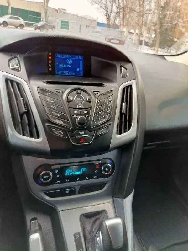 Продам ford фокус 2012 год 180000 т. пробег родной. коробка автомат. мотор 1.6 работает ровно без нареканий. максимальная комплектация. вин номер всё читается хорошо подогрева климат итд всё работает каждая кнопка каждая функция. расскажу всё по телефону писать много можно цена 870т. р торг мин+79494495585 📞 звоните: +7(949)4495585 - фотография - 4