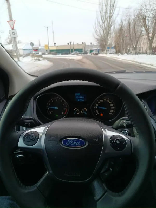 Продам ford фокус 2012 год 180000 т. пробег родной. коробка автомат. мотор 1.6 работает ровно без нареканий. максимальная комплектация. вин номер всё читается хорошо подогрева климат итд всё работает каждая кнопка каждая функция. расскажу всё по телефону писать много можно цена 870т. р торг мин+79494495585 📞 звоните: +7(949)4495585 - фотография - 6