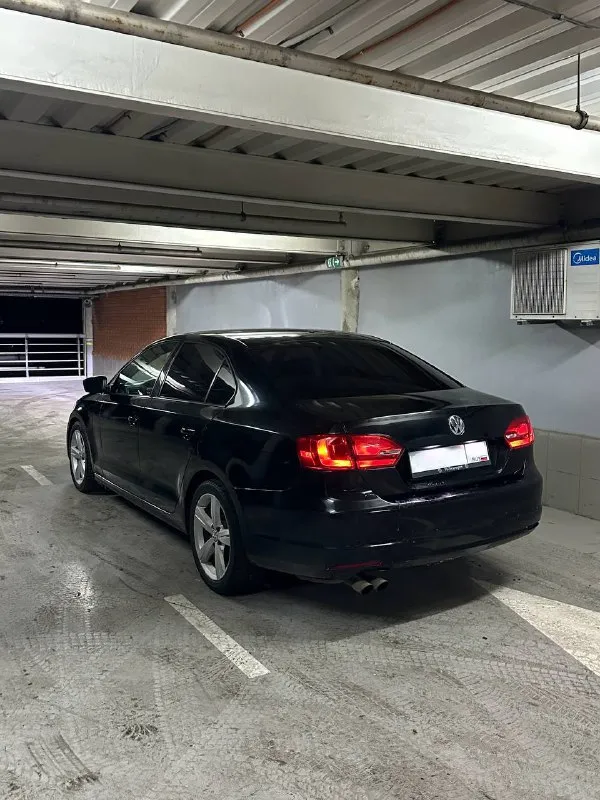 Продам: volkswagen jetta 2.0 цена: 799.999 (без торга) обмен не интересует! топливо: бензин год выпуска: 2012 (американка) тип кпп: автомат (aisin) ✅ пробег: 112.000 миль - автомобиль в хорошем состоянии, надежный, экономичный. гаражное хранение. масло, фильтра, свечи, грм - заменены. ✅ двигатель 2.0 (8 клоп), атмосферный, без турбины и прямого впрыска, работает отлично, масло не расходует❗ ✅ комплектация: - кондиционер, кожаный салон. - carplay - навигация, камера зад. вида, bluetooth, usb. ✅ документы: - птс оригинал, продажа с переоформлением в мрео❗ 📍осмотр в г. донецк, калининский р-н. 📞🇷🇺звоните: +7 (949) 412-35-77 - фотография - 2