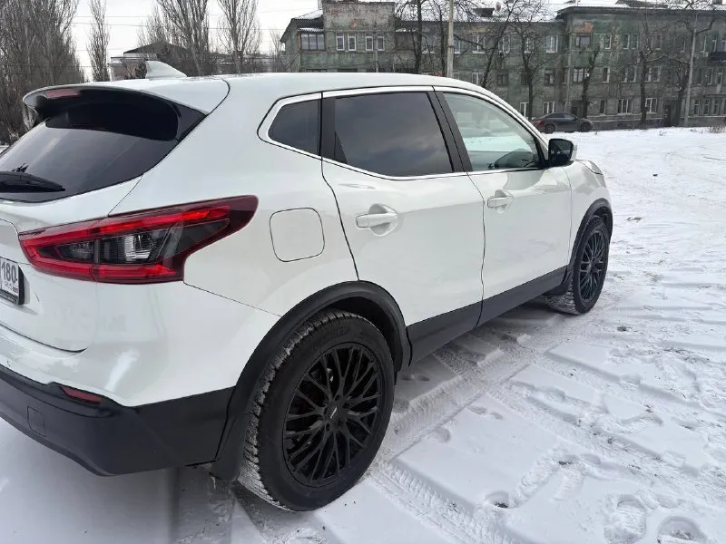 Автор: qashkai год - 2019 пробег - 117000 км двигатель - 2.0 бензин. кпп - автоматическая цена - 1 680 000 рублей техосмотр пройден ! диагностическая карта есть, переоформление без проблем! продам кашкай в красивом цвете белый перламутр, обслужен и в хорошем состоянии. замена антифриза, трансмиссионной и тормозной жидкости производилась летом на пробеге 110 000 тысяч. автомобиль полностью в вибро-шумоизоляции включая потолок и пол, в машине очень тихо и комфортно, музыка играет отлично, двери и арки обработаны антикором, установлен большой, дорогой монитор и камера заднего вида с хорошим разрешением. парктроники перед, зад. диски 19го диаметра с новой зимней резиной. подогрев руля, передних и задних сидений, зеркал заднего вида. два ключа, сигнализация с автозапуском. в доработки автомобиля вложено порядка 400 тысяч рублей. кто купит не пожалеет, семейная машина которую делали для себя. днр г. макеевка : +79493389452.. ???наш телеграм канал [ бесплатное размещ 📞 звоните: +7(949)3389452 - фотография - 4