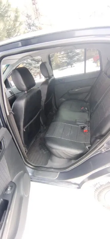 Автор: ‼️продам hyundai гетц hyundai getz‼️ ✅двигатель: 1.4 (97 л. с. ) / бензин ✅пробег: 202.000 км ✅кпп: автомат ✅комплектация: comfort ✅доп. установки: зеркало заднего вида с видеорегистратором на голосовом управлении с камерой заднего вида, магнитола на андроиде 9 дюймов, новые чехлы в салон. ✅резина 2 комплекта ( зима: первый сезон. лето: второй сезон. ) диски: титаны (осенью куплены( фото прикреплено) ✅вкратце о машине: 5-ти дверный хэтчбэк, машина шустрая, маневренная, приятно для долгой езды. по птс являюсь 3-м владельцем. машина ухоженная, аварий нет, пробег не скручен, все проверки по вашему желанию. удобна в не больших внешних габаритах, но достаточно места внутри. расход в соотношении с мощностью и развитием скорости смешной. 💰💰цена данной красавицы: 685.000₽ + торг только для ‼️реального‼️ покупателя у капота находиться в днр г. харцызск ✅по вопросам продажи и детальных подробностей писать в личные сообщения либо по номеру телефона +79495231743 или +7949393 📞 звоните: +7(949)5231743 - фотография - 5