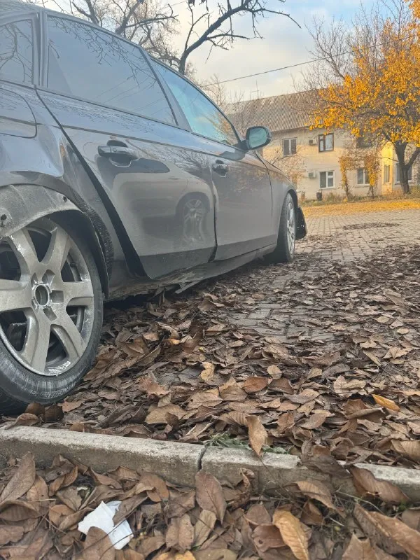Продам под восстановление audi a4 в кузове b8 рестайлинг 2013 года выпуска 1.8t пробег 145.000 км коробка автомат работает отлично. так же в автомобиле имеется: климат контроль, электро регулировка боковых зеркал, складывание зеркал, подогревы сидений, подогрев лобового стекла, мультифункциональное рулевое колесо, круиз контроль, бортовой компьютер, датчик света, датчик дождя, , задние парктронники, адаптивный свет. документы на руках, переоформите без проблем цена: 450 000₽ хороший торг за доп информацией звоните⬇️ номер для связи +79494363581. 📞 звоните: +7(949)4363581 - фотография - 2
