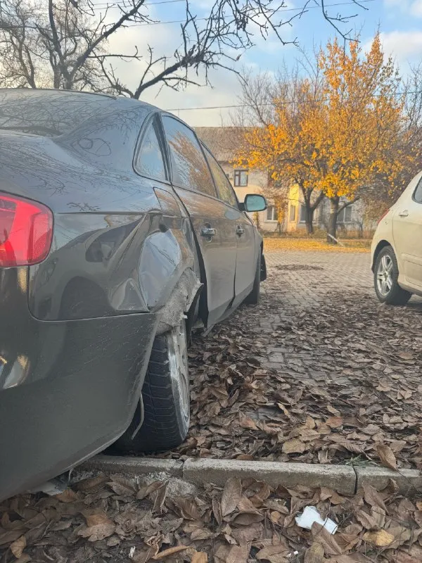 Продам под восстановление audi a4 в кузове b8 рестайлинг 2013 года выпуска 1.8t пробег 145.000 км коробка автомат работает отлично. так же в автомобиле имеется: климат контроль, электро регулировка боковых зеркал, складывание зеркал, подогревы сидений, подогрев лобового стекла, мультифункциональное рулевое колесо, круиз контроль, бортовой компьютер, датчик света, датчик дождя, , задние парктронники, адаптивный свет. документы на руках, переоформите без проблем цена: 450 000₽ хороший торг за доп информацией звоните⬇️ номер для связи +79494363581. 📞 звоните: +7(949)4363581 - фотография - 4