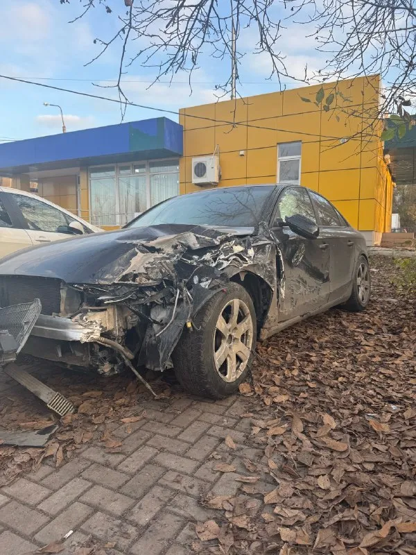 Продам под восстановление audi a4 в кузове b8 рестайлинг 2013 года выпуска 1.8t пробег 145.000 км коробка автомат работает отлично. так же в автомобиле имеется: климат контроль, электро регулировка боковых зеркал, складывание зеркал, подогревы сидений, подогрев лобового стекла, мультифункциональное рулевое колесо, круиз контроль, бортовой компьютер, датчик света, датчик дождя, , задние парктронники, адаптивный свет. документы на руках, переоформите без проблем цена: 450 000₽ хороший торг за доп информацией звоните⬇️ номер для связи +79494363581. 📞 звоните: +7(949)4363581 - фотография - 6