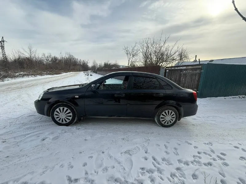 Продам chevrolet lacetti 2008 год. мотор 1.6 автомат пробег 220 тыс. автомобиль в хорошем состоянии. вложений не требует. ходовка сбитая, мотор, коробка в идеале. после большого т. о. менялось все во время, денег не жалаелипо кузову без вложений. красить варить не нужно. кондиционер заправлен, холодит как положено, печка греет. салон чистый и ухоженный. любое оформление. находится в городе макеевка, пос ханженково. цена 575 тел +79496207943 📞 звоните: +7(949)6207943 - фотография - 4