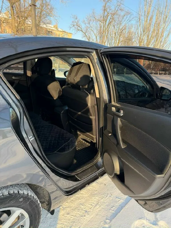 Продам mazda 3 состояние отличное, весь в родном окрасе. пробег 72 000 родной, любые проверки салон чистый аккуратный, все сохранилось очень достойном состоянии. коробка автомат, работает идеально, мотор так же идеально работает. 2 ух зонный климат контроль, подогрев сидений, складывание зеркал, подогрев заднего лобового,4 электро стекло подъемника, центральный замок, сигнализация, парктроники задние и камера заднего вида. 2 комплекта резины на дисках (зима/лето) цена 1.5 🍋 +7 (949) 041-72-29 +7 949 364 9788 📞 звоните: +7(949)0417229 - фотография - 3