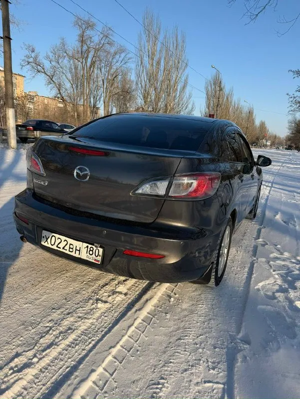 Продам mazda 3 состояние отличное, весь в родном окрасе. пробег 72 000 родной, любые проверки салон чистый аккуратный, все сохранилось очень достойном состоянии. коробка автомат, работает идеально, мотор так же идеально работает. 2 ух зонный климат контроль, подогрев сидений, складывание зеркал, подогрев заднего лобового,4 электро стекло подъемника, центральный замок, сигнализация, парктроники задние и камера заднего вида. 2 комплекта резины на дисках (зима/лето) цена 1.5 🍋 +7 (949) 041-72-29 +7 949 364 9788 📞 звоните: +7(949)0417229 - фотография - 5