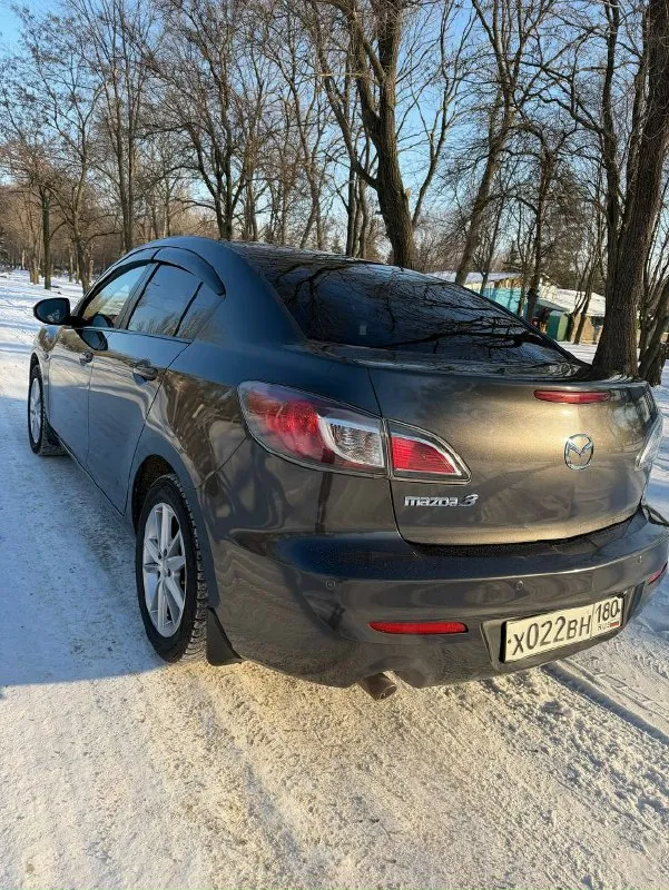 Продам mazda 3 состояние отличное, весь в родном окрасе. пробег 72 000 родной, любые проверки салон чистый аккуратный, все сохранилось очень достойном состоянии. коробка автомат, работает идеально, мотор так же идеально работает. 2 ух зонный климат контроль, подогрев сидений, складывание зеркал, подогрев заднего лобового,4 электро стекло подъемника, центральный замок, сигнализация, парктроники задние и камера заднего вида. 2 комплекта резины на дисках (зима/лето) цена 1.5 🍋 +7 (949) 041-72-29 +7 949 364 9788 📞 звоните: +7(949)0417229 - фотография - 7