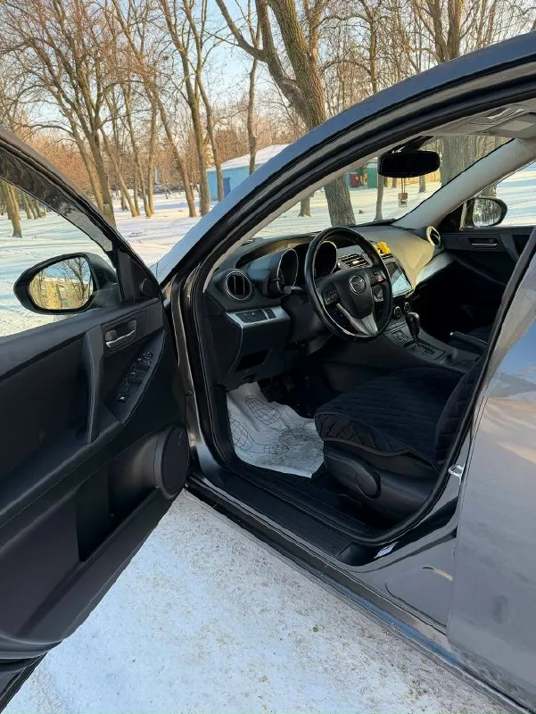 Продам mazda 3 состояние отличное, весь в родном окрасе. пробег 72 000 родной, любые проверки салон чистый аккуратный, все сохранилось очень достойном состоянии. коробка автомат, работает идеально, мотор так же идеально работает. 2 ух зонный климат контроль, подогрев сидений, складывание зеркал, подогрев заднего лобового,4 электро стекло подъемника, центральный замок, сигнализация, парктроники задние и камера заднего вида. 2 комплекта резины на дисках (зима/лето) цена 1.5 🍋 +7 (949) 041-72-29 +7 949 364 9788 📞 звоните: +7(949)0417229 - фотография - 8
