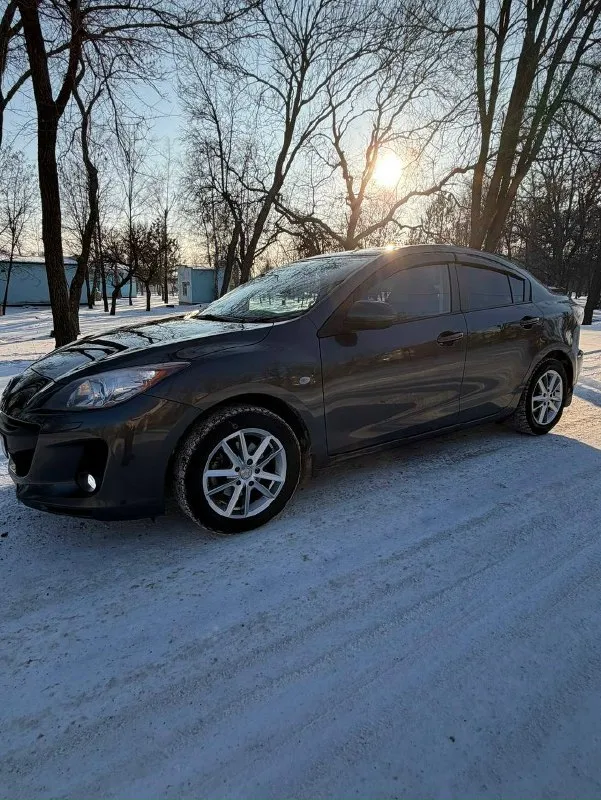 Продам mazda 3 состояние отличное, весь в родном окрасе. пробег 72 000 родной, любые проверки салон чистый аккуратный, все сохранилось очень достойном состоянии. коробка автомат, работает идеально, мотор так же идеально работает. 2 ух зонный климат контроль, подогрев сидений, складывание зеркал, подогрев заднего лобового,4 электро стекло подъемника, центральный замок, сигнализация, парктроники задние и камера заднего вида. 2 комплекта резины на дисках (зима/лето) цена 1.5 🍋 +7 (949) 041-72-29 +7 949 364 9788 📞 звоните: +7(949)0417229 - фотография - 9