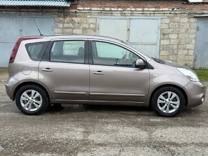 🚘продам nissan note🚘 📍2011 год выпуска🇯🇵 📍зеленая автотека♻ 📍1.4 механика 📍родной пробег 158т 📍1 хозяин 📍с бесключевым доступом, кондиционером 📍не бит, не крашен. 📍каждая кнопочка работает, по ходовой никаких посторонних звуков. 📍очень экономичный автомобиль. 📍всегда все расходники менялись своевременно, полностью обслуженный автомобиль! 📍без рыжиков, дно и пороги в идеале! 📍двигатель, коробка работают идеально! 📍цена: 680 000₽💸 📍осмотр: г. антрацит м. т. и телеграм: +79081938187 📞 звоните: +7(908)1938187 - фотография - 7