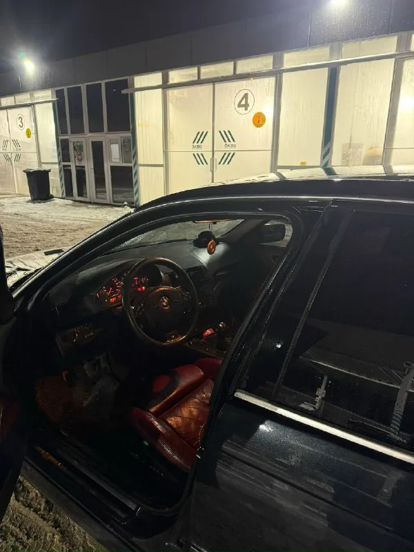 Продам bmw e46 2000года рождения по документам я хозяин полное переоформление 320 бензин 6 цилиндровая двигатель не дымит не троит работает ровно коробка механика не хрустит не выбивает по лкп есть небольшие моменты в связи с возрастом авто кожаный салон с электрорегулировками хорошая зимняя резина по ходовой ничего не стучит все в норме машинка обслужена полностью замена масла каждые 6 тыс км поменяны все технические жидкости все новые ролики и ремни заменены колодки в круг новый подвесной подшибник цена 560 тысяч рублей торг уместен +79494131802 📞 звоните: +7(949)4131802 - фотография - 4