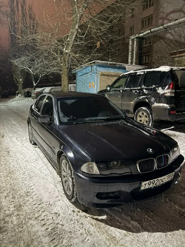 Продам bmw e46 2000года рождения по документам я хозяин полное переоформление 320 бензин 6 цилиндровая двигатель не дымит не троит работает ровно коробка механика не хрустит не выбивает по лкп есть небольшие моменты в связи с возрастом авто кожаный салон с электрорегулировками хорошая зимняя резина по ходовой ничего не стучит все в норме машинка обслужена полностью замена масла каждые 6 тыс км поменяны все технические жидкости все новые ролики и ремни заменены колодки в круг новый подвесной подшибник цена 560 тысяч рублей торг уместен +79494131802 📞 звоните: +7(949)4131802 - фотография - 5