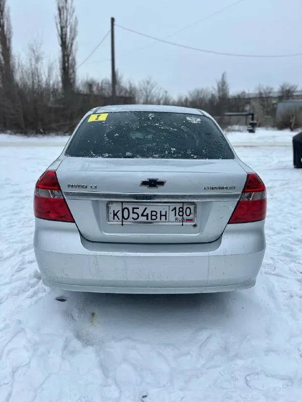 Личный chevrolet aveo lt 2008 г. в. в надежном состоянии! ✅ история: всего 2 владельца по птс, я — крайний. личный автомобиль, куплен для семьи. оригинальный пробег — 243 000 км. ✅ выгода на заправке: установлено зарегистрированное (все отметки в птс/стс есть). двигатель 1.6 литра (16 клапанов) работает ровно и стабильно ✅ готов к любой погоде: полный комплект для комфорта: кондиционер (недавно заправлен, холодит отлично), подогрев зеркал, гур. и главное — два полных комплекта колес: зимняя резина на 15" дисках и летняя на 14". ✅ безопасность и связь: установлена сигнализация sheriff и магнитола на android комплектация и состояние: комфорт: передние электростеклоподъемники, центральный замок. · салон: чистый и опрятный. · эксплуатация: автомобиль не новый, есть косяки и следы эксплуатации. оригинал птс, стс в наличии. контакт: +79495340045 цена: 530 000 рублей. торг возможен. автомобиль находится в макеевке( ханженково) все покажу, расскажу 📲 tg: @laverochkin_mihail 📞 звоните: +7(949)5340045 - фотография - 4