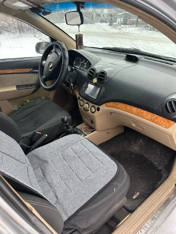 Личный chevrolet aveo lt 2008 г. в. в надежном состоянии! ✅ история: всего 2 владельца по птс, я — крайний. личный автомобиль, куплен для семьи. оригинальный пробег — 243 000 км. ✅ выгода на заправке: установлено зарегистрированное (все отметки в птс/стс есть). двигатель 1.6 литра (16 клапанов) работает ровно и стабильно ✅ готов к любой погоде: полный комплект для комфорта: кондиционер (недавно заправлен, холодит отлично), подогрев зеркал, гур. и главное — два полных комплекта колес: зимняя резина на 15" дисках и летняя на 14". ✅ безопасность и связь: установлена сигнализация sheriff и магнитола на android комплектация и состояние: комфорт: передние электростеклоподъемники, центральный замок. · салон: чистый и опрятный. · эксплуатация: автомобиль не новый, есть косяки и следы эксплуатации. оригинал птс, стс в наличии. контакт: +79495340045 цена: 530 000 рублей. торг возможен. автомобиль находится в макеевке( ханженково) все покажу, расскажу 📲 tg: @laverochkin_mihail 📞 звоните: +7(949)5340045 - фотография - 5