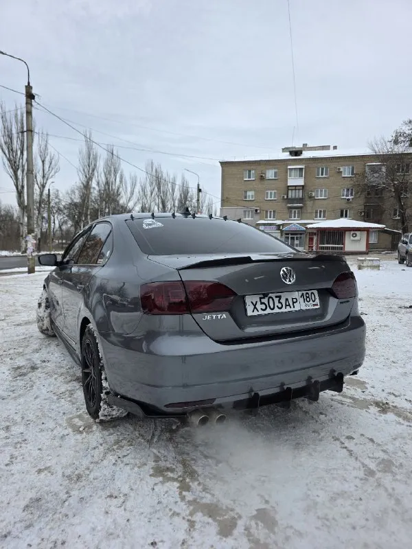 Джетта 2012 2.0 115сил 8ми клоп. пробег родной 264тыс. катализаторы удалены. прошитая на евро два. машина в хорошом состоянии. всё что можно было поменять поменяно. комплектация базовая s. из доработок от себя. линзы 2х чиповые дальний ближний, магнитола teyes cc3. руль перешит кожа напа. до установлены кнопки на руль. тонированая в круг для кого это важно. диски, колодки, стойки передние опоры, пружины, пыльники отбойники, все новое. задние стойки новые отбойники пыльники тоже новые задние колодки диски новые. днище обработаное прошлым летом. резина вторую зиму видит. потолок перешит. за машину не стыдно. 900000р. дкп напишу при вас. причина продажи покупка модели выше. торг у капота. тел. +79493943638 - фотография - 3