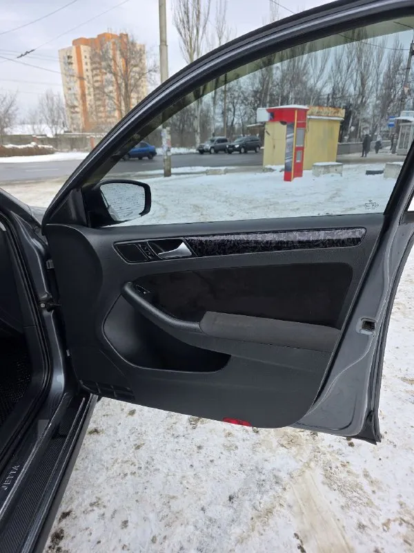 Джетта 2012 2.0 115сил 8ми клоп. пробег родной 264тыс. катализаторы удалены. прошитая на евро два. машина в хорошом состоянии. всё что можно было поменять поменяно. комплектация базовая s. из доработок от себя. линзы 2х чиповые дальний ближний, магнитола teyes cc3. руль перешит кожа напа. до установлены кнопки на руль. тонированая в круг для кого это важно. диски, колодки, стойки передние опоры, пружины, пыльники отбойники, все новое. задние стойки новые отбойники пыльники тоже новые задние колодки диски новые. днище обработаное прошлым летом. резина вторую зиму видит. потолок перешит. за машину не стыдно. 900000р. дкп напишу при вас. причина продажи покупка модели выше. торг у капота. тел. +79493943638 - фотография - 4