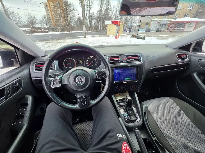 Джетта 2012 2.0 115сил 8ми клоп. пробег родной 264тыс. катализаторы удалены. прошитая на евро два. машина в хорошом состоянии. всё что можно было поменять поменяно. комплектация базовая s. из доработок от себя. линзы 2х чиповые дальний ближний, магнитола teyes cc3. руль перешит кожа напа. до установлены кнопки на руль. тонированая в круг для кого это важно. диски, колодки, стойки передние опоры, пружины, пыльники отбойники, все новое. задние стойки новые отбойники пыльники тоже новые задние колодки диски новые. днище обработаное прошлым летом. резина вторую зиму видит. потолок перешит. за машину не стыдно. 900000р. дкп напишу при вас. причина продажи покупка модели выше. торг у капота. тел. +79493943638 - фотография - 5